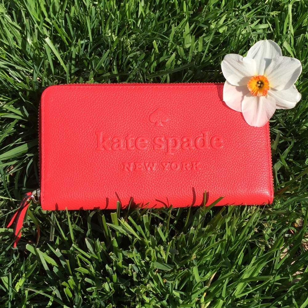 Kate Spade ♠️ zip around red clutch ✨